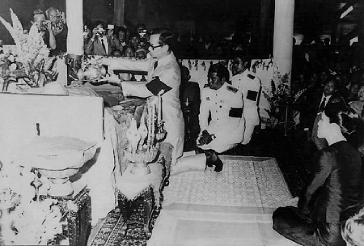 คิดถึงพระองค์สุดหัวใจ...ชมภาพแห่งความประทับใจ  เมื่อล้นเกล้าฯ ทั้งสองทรงลดพระองค์ลงกราบศพ "หลวงปู่ฝั้น" ด้วยความอาลัย...