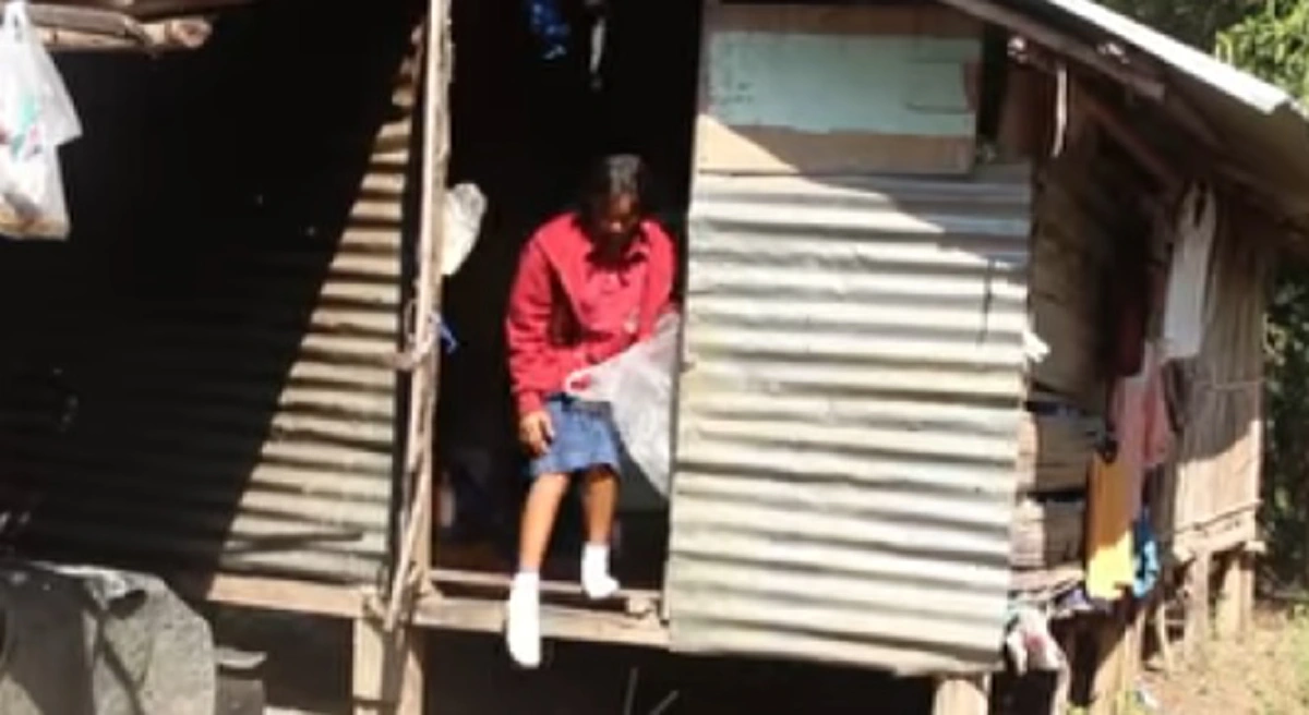 ชีวิตจริงยิ่งกว่าละครเศร้า!!! "น้องเมย์" ด.ญ.วัย 13 สู้ชีวิตครอบครัวสุดลำบากอาศัยกระท่อมผุพังบังแดดฝนครูเห็นแล้วถึงกับวอนน้ำใจช่วยเหลือด่วนๆ