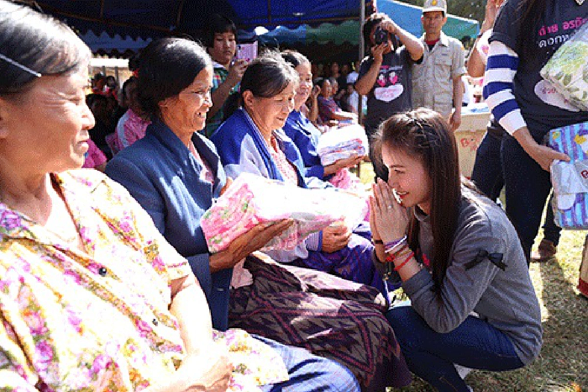สวย เก่ง ใจบุญ!!! "ต่าย อรทัย" หอบผ้าห่มส่งต่อความอบอุ่น สู้ภัยหนาวให้ เด็ก-ผู้ฒ่าผู้แก่ จ.เลย งานนี้ได้หัวใจชาวเน็ตไปเต็มๆ (ชมภาพ)