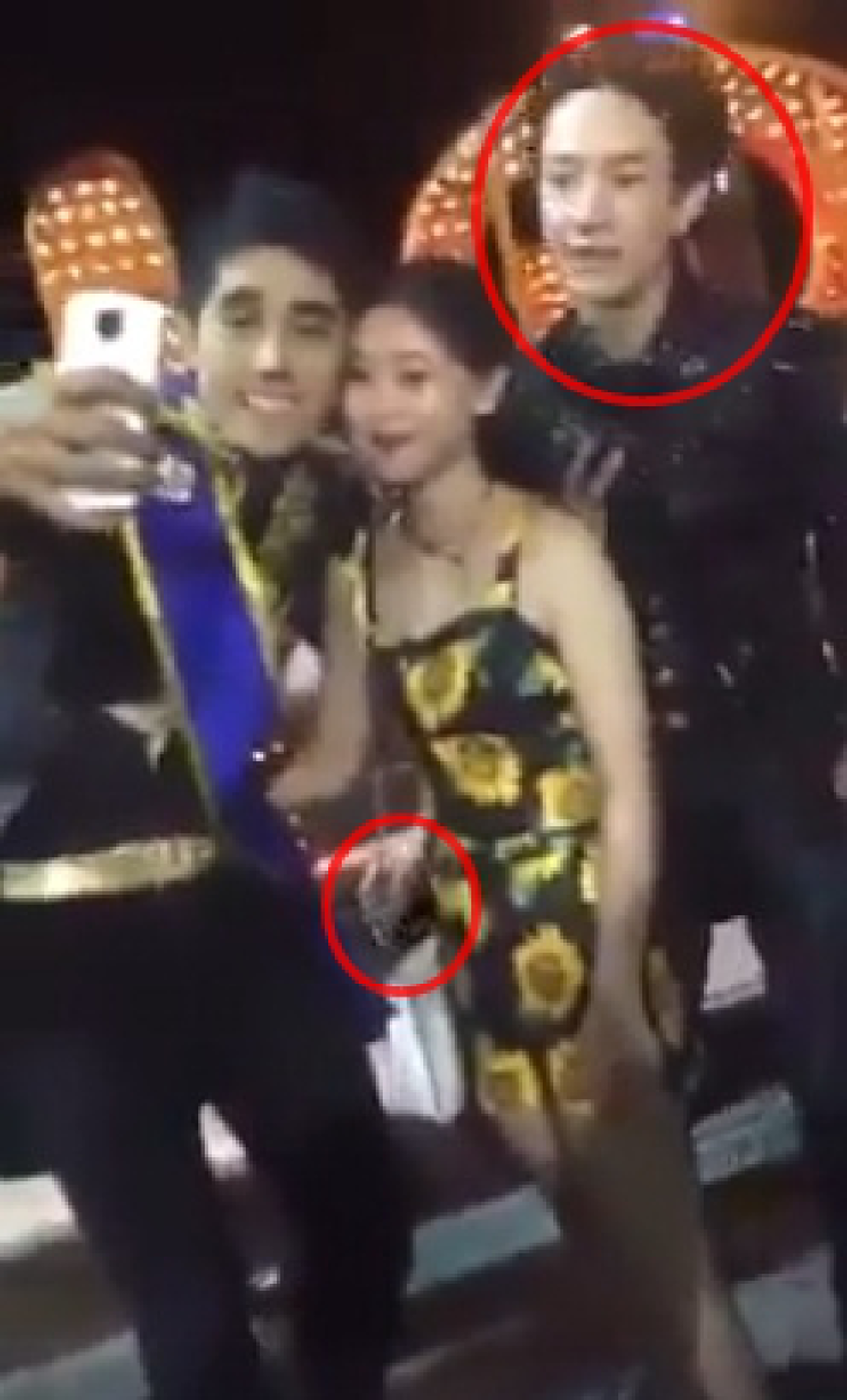 งามไส้ !!! นักแสดงคาบาเร่ต์ภูเก็ต ล้วงกระเป๋านักท่องเที่ยว ขณะยืนถ่ายรูปเซลฟี่ ภาพชัดขนาดนี้บอกเลยอนาคตดับวูบ !! (คลิป)