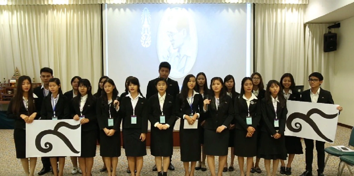 ซาบซึ้ง!!!  นักศึกษาเมียนมาร้องเพลง "ต้นไม้ของพ่อ" ในภาษาถิ่น เพื่อถวายความอาลัยในหลวงรัชกาลที่ 9 !!??!! (คลิป)