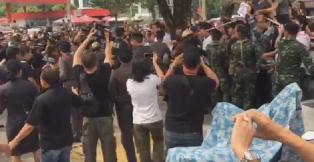 โคตรระทึก !!!  ทำแผน"ไอ้ต้อม" ฆาตกรโหดฆ่าแทงคอ "ชาวบ้าน" รุมประชาทัณฑ์  ตำรวจห้ามไม่ไหว  (มีคลิป)