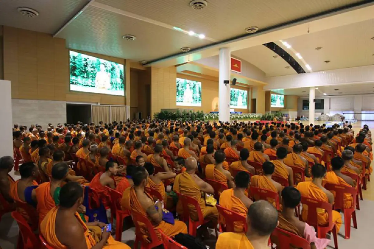 สายอีสาน!!!...ธรรมกายยังคึก การ์ดไม่ตก พระระดมตบเท้าให้กำลังใจ "ธัมมชโย" (ชมภาพ)