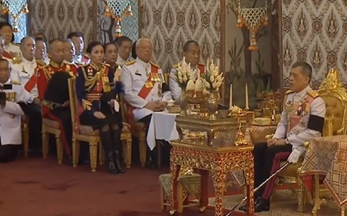 สมเด็จพระเจ้าอยู่หัว ทรงบำเพ็ญพระราชกุศลสตมวาร (100 วัน) ถวายพระบรมศพพระบาทสมเด็จพระปรมินทรมหาภูมิพลอดุลยเดช
