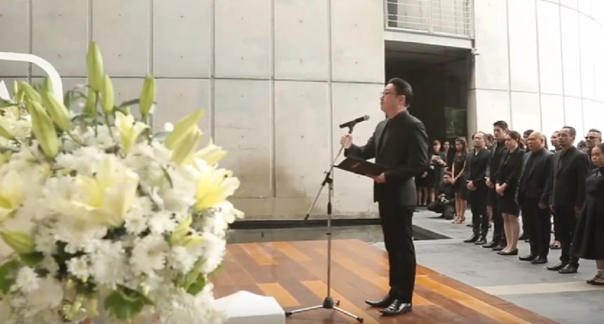 น้ำตาแห่งความอาลัย!! "ปัญญา นิรันดร์กุล" นำถวายอาลัยองค์พ่อหลวง จนเก็บความรู้สึกไม่อยู่ทำคนรอบข้างถึงร่ำไห้