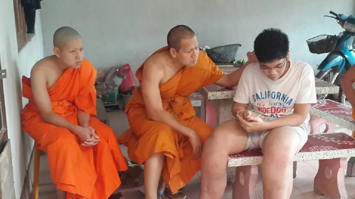 อนุโมทนา...สาธุ !!! "พระบิณฑ์"รุดช่วยหนุ่มวัย16 ปีป่วยโรคเท้าช้างใช้เงินรักษาจนแม่หมดตังค์ เสียดายสุดๆเรียนเก่งสอบได้ที่1แต่วันนี้ต้องหยุด? 