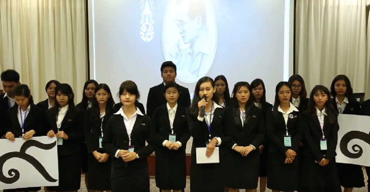 ซาบซึ้ง!!!  นักศึกษาเมียนมาร้องเพลง "ต้นไม้ของพ่อ" ในภาษาถิ่น เพื่อถวายความอาลัยในหลวงรัชกาลที่ 9 !!??!! (คลิป)
