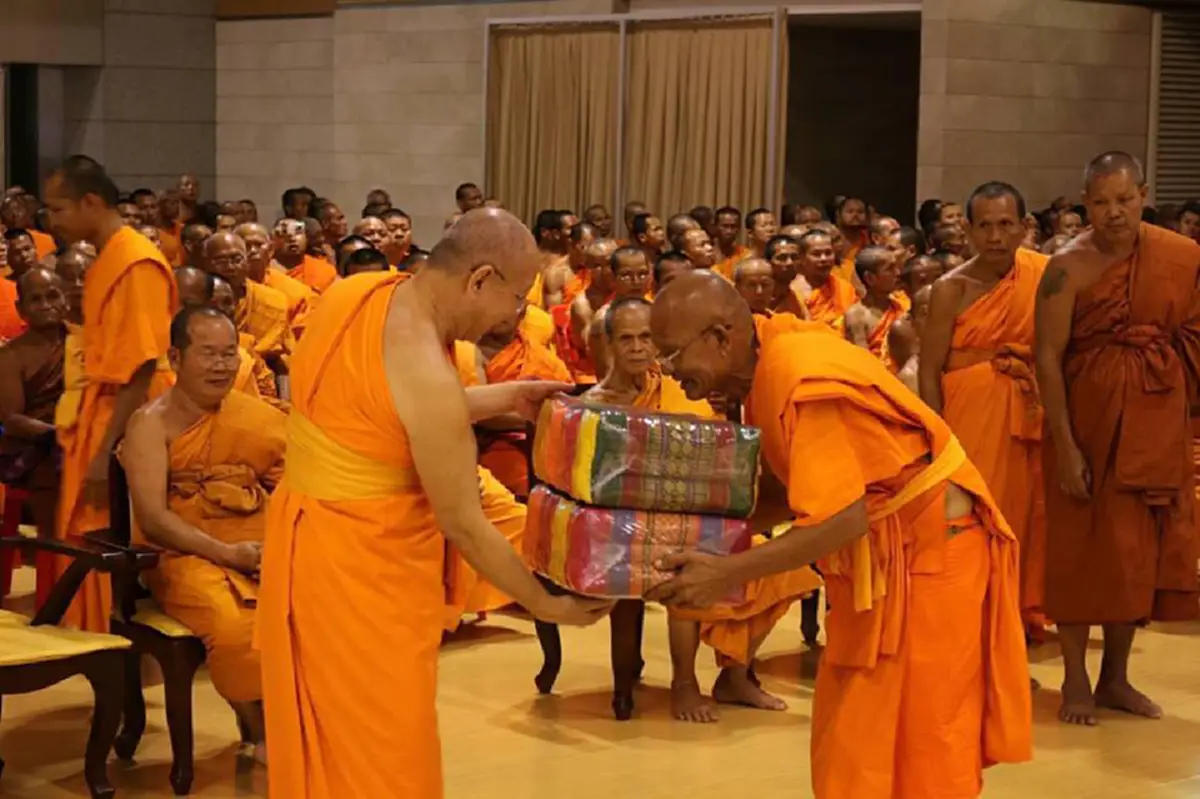 สายอีสาน!!!...ธรรมกายยังคึก การ์ดไม่ตก พระระดมตบเท้าให้กำลังใจ "ธัมมชโย" (ชมภาพ)