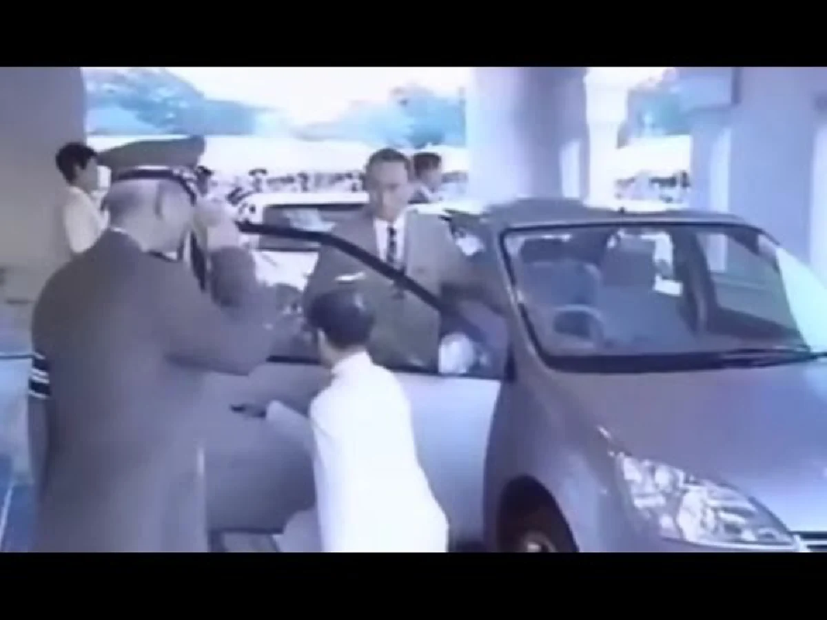 เมื่อครั้งในหลวงทรงขับรถยนต์ติดไฟแดง....แล้วโดนบีบแตรไล่!...ที่สุดของต้นแบบพ่อหลวงของชาวไทย...ขอพระองค์ทรงพระเจริญ