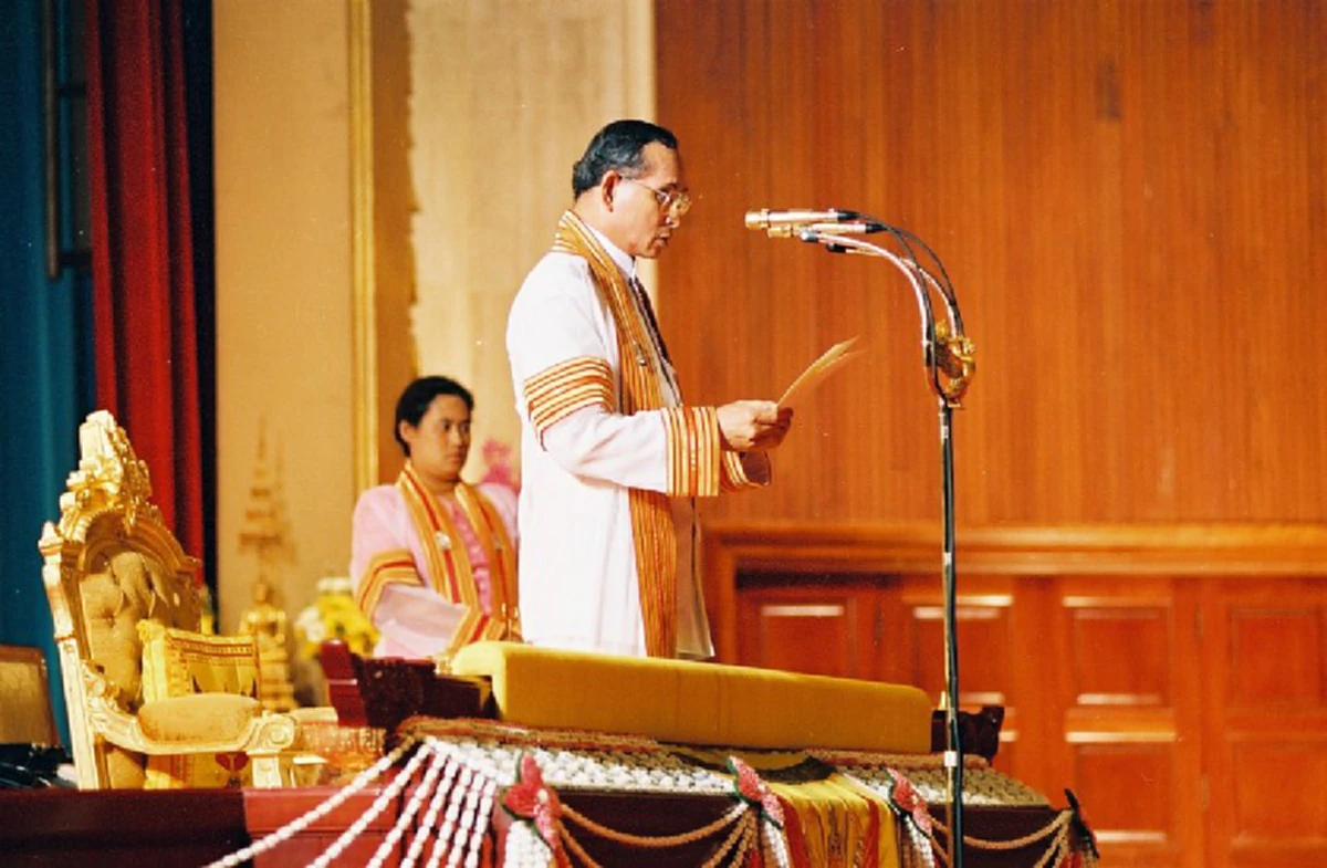 ยิ้มทั้งน้ำตา.. "ติดข้างนี้ เพราะเป็นเข็มที่แฟนให้" พระอารมณ์ขันของ "ในหลวง ร.9" ครั้งเสด็จฯพระราชทานปริญญาบัตร จุฬาฯ!!