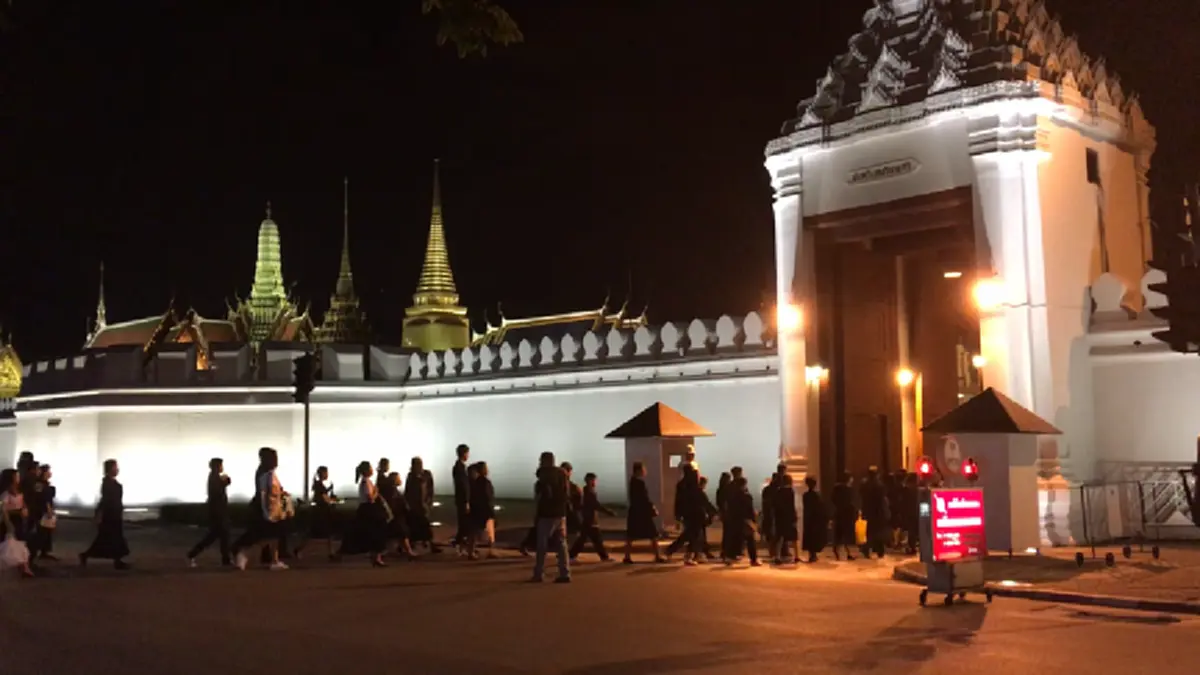 เพราะเรามีพ่อหลวงองค์เดียวกัน!!! แม่หญิงลาวเปิดใจทั้งน้ำตาหลังกราบพระบรมศพ "ในหลวง ร.9" ปลื้มใจแทนคนไทยมีพระมหากษัตริย์ผู้ยิ่งใหญ่
