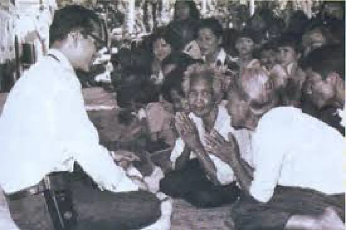 เมื่อหญิงชราจับพระหัตถ์ในหลวง.ในหลวงจะทรงทำเช่นไร...ยิ่งอ่านยิ่งปลื้มปีติ..