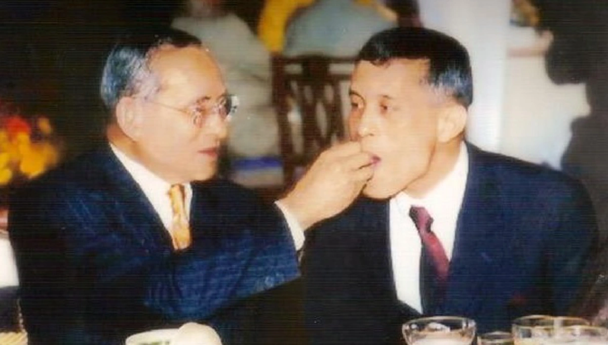 ไม่มีเสมอเหมือนในโลกนี้!! "นายกฯประยุทธ์" ย้ำคนไทย "ในหลวงรัชกาลที่9" อยู่ในหัวใจ ขอน้อมถวายภักดี "รัชกาลที่10" สืบต่อไป