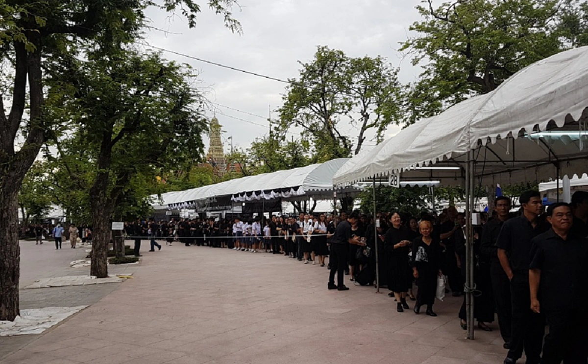 น้ำพระทัยเปี่ยมล้น!!! "สมเด็จพระบรมฯ" ทรงห่วงใยพสกนิกร พระราชทานอาหารแจกจ่ายปชช.ร่วมงานพระบรมศพ "ในหลวง รัชกาลที่ ๙"
