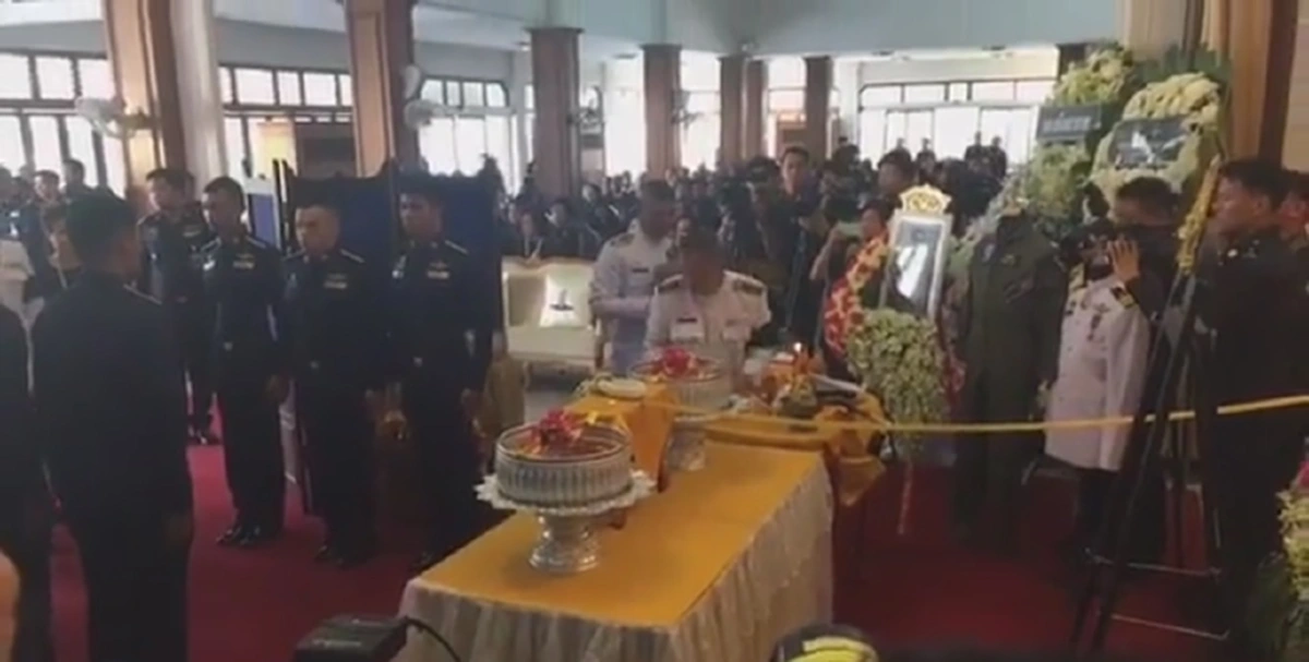 เป็นพระมหากรุณาธิคุณสูงสุด!!! สมเด็จพระเจ้าอยู่หัว ร.๑๐ พระราชทานน้ำหลวงอาบศพ-พวงมาลา "น.ต.ดิลกฤทธิ์ ปัถวี" ผบ.ทอ.พร้อมญาติ เพื่อนทหารอาลัยล้น