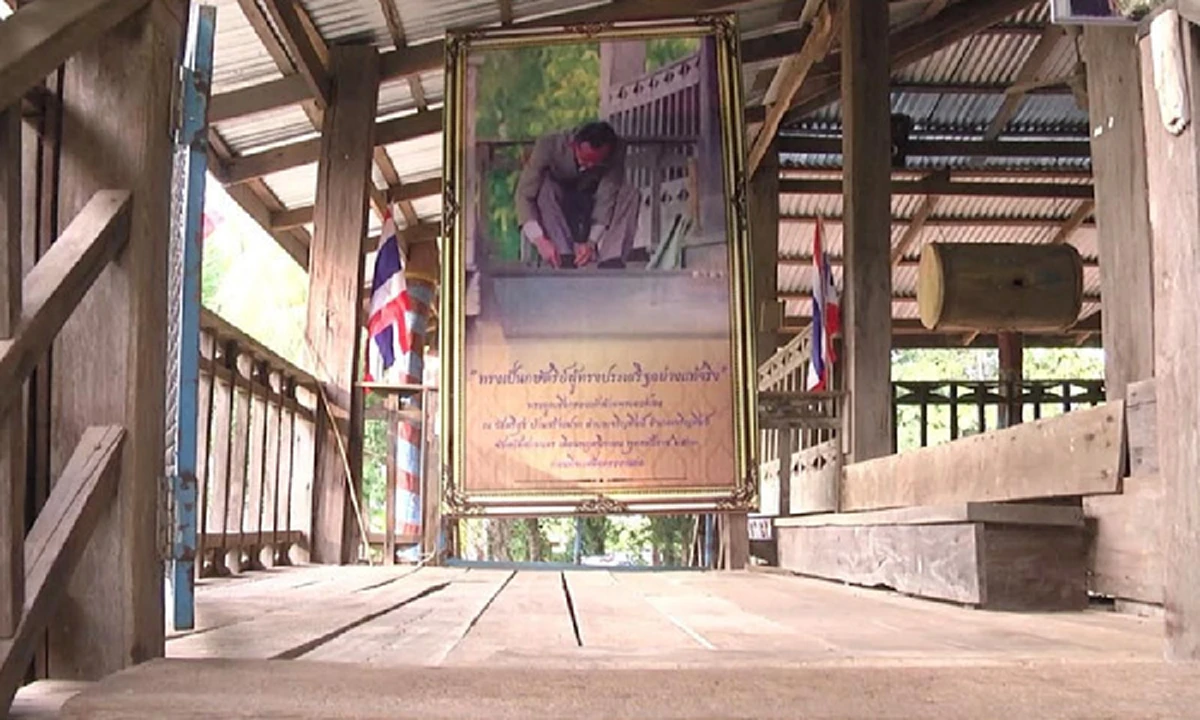 รำลึกวันวาน ครั้งหนึ่งในหลวง ร.9 เสด็จเป็นการส่วนพระองค์ ณ ศาลาการเปรียญ วัดศรีสุข ตอนนี้เก่าแก่กว่า100 ปี แต่ชาวบ้านยังอนุรักษ์ไว้ด้วยอาลัย