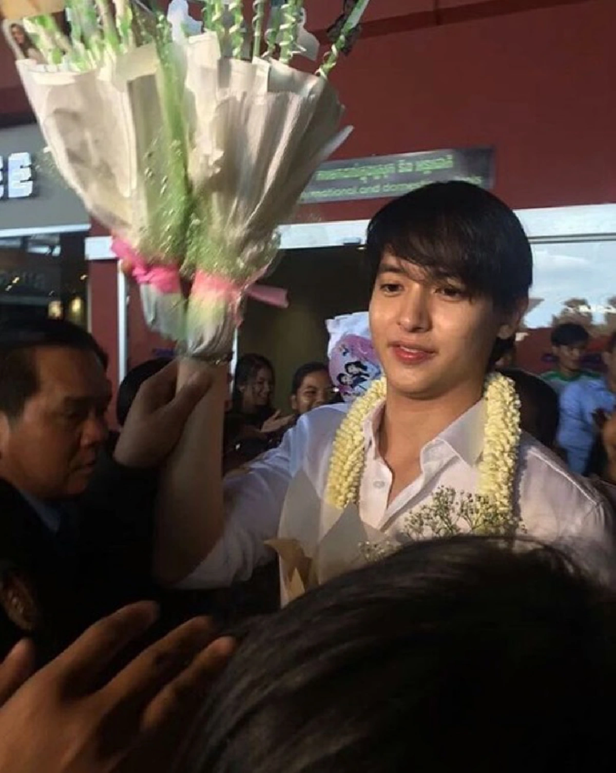 ฮอตสนามบินเกือบแตก!! เจมส์ จิรายุ ควง เบลล่า ราณี บินเปิดตัวละครปดิวรัดา แฟนคลับเขมรทำเซอร์ไพรส์รอรับแน่น เจ้าตัวถึงงงหนักไม่เชื่อสายตา