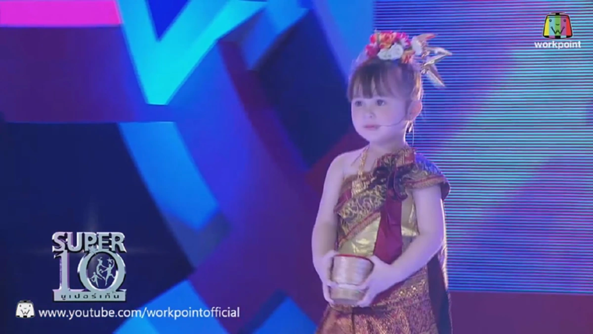 น่ารักมว๊ากก!! "น้องจัสมิน" ลูกครึ่งอังกฤษหัวใจอีสานวัย4ขวบ โชว์ลีลาควงสากตำส้มตำประกอบเพลง บอกเลยว่าใครได้ดูระวังจะหลงรัก!!! (ชมคลิป)