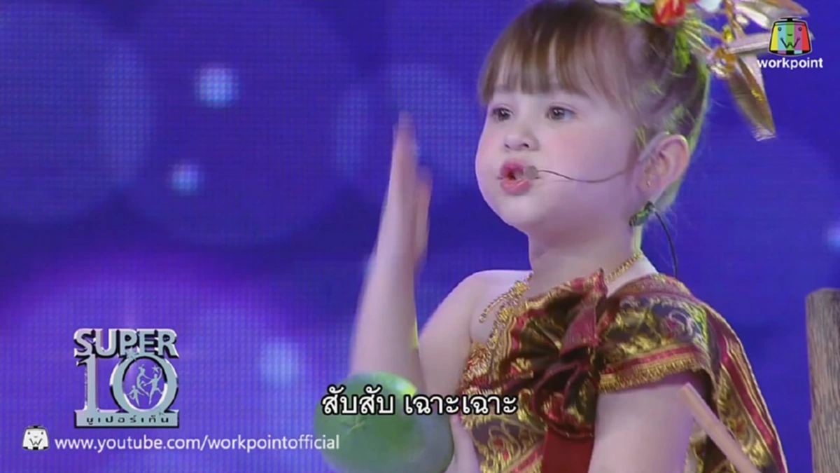 น่ารักมว๊ากก!! "น้องจัสมิน" ลูกครึ่งอังกฤษหัวใจอีสานวัย4ขวบ โชว์ลีลาควงสากตำส้มตำประกอบเพลง บอกเลยว่าใครได้ดูระวังจะหลงรัก!!! (ชมคลิป)