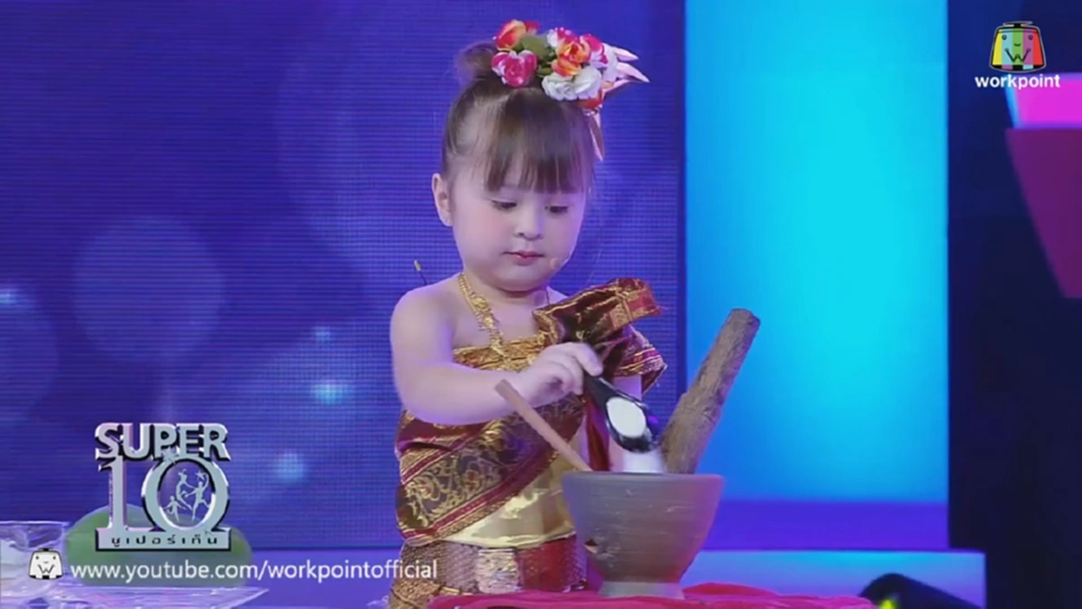 น่ารักมว๊ากก!! "น้องจัสมิน" ลูกครึ่งอังกฤษหัวใจอีสานวัย4ขวบ โชว์ลีลาควงสากตำส้มตำประกอบเพลง บอกเลยว่าใครได้ดูระวังจะหลงรัก!!! (ชมคลิป)