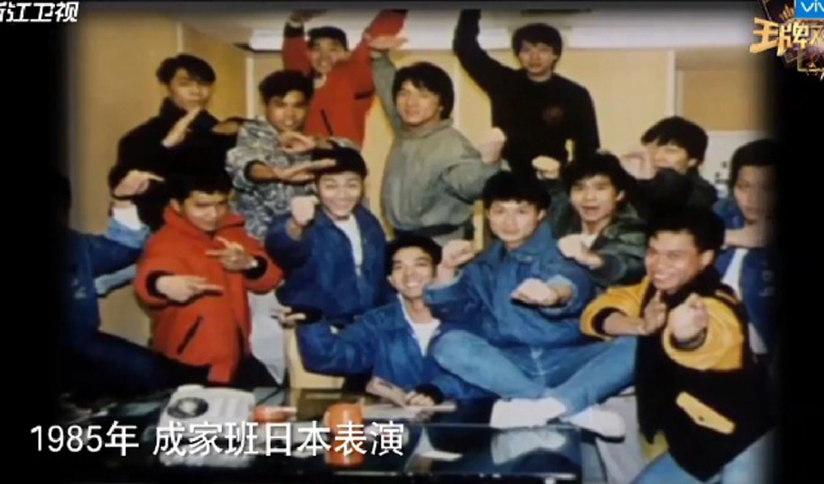  น้ำตาลูกผู้ชาย !!! เฉินหลง หลั่งน้ำตาแห่งความยินดี หลังทีวีจีนจัดเซอร์ไพรส์ พาทีมสตั๊นต์รุ่นแรกมาเจอกับเขาในรายการ !?! (คลิป)