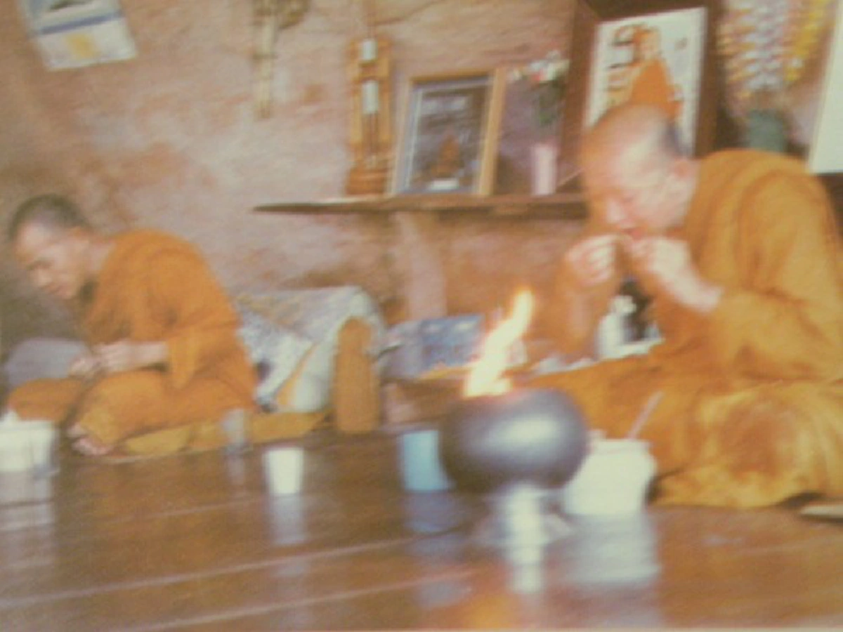 ปริศนาที่รอวันคลี่คลาย!! "ไฟในบาตร" และ "แสงประหลาด" ในภาพถ่ายของพระอาจารย์จวน...เกิดจากอะไรกันแน่?!!