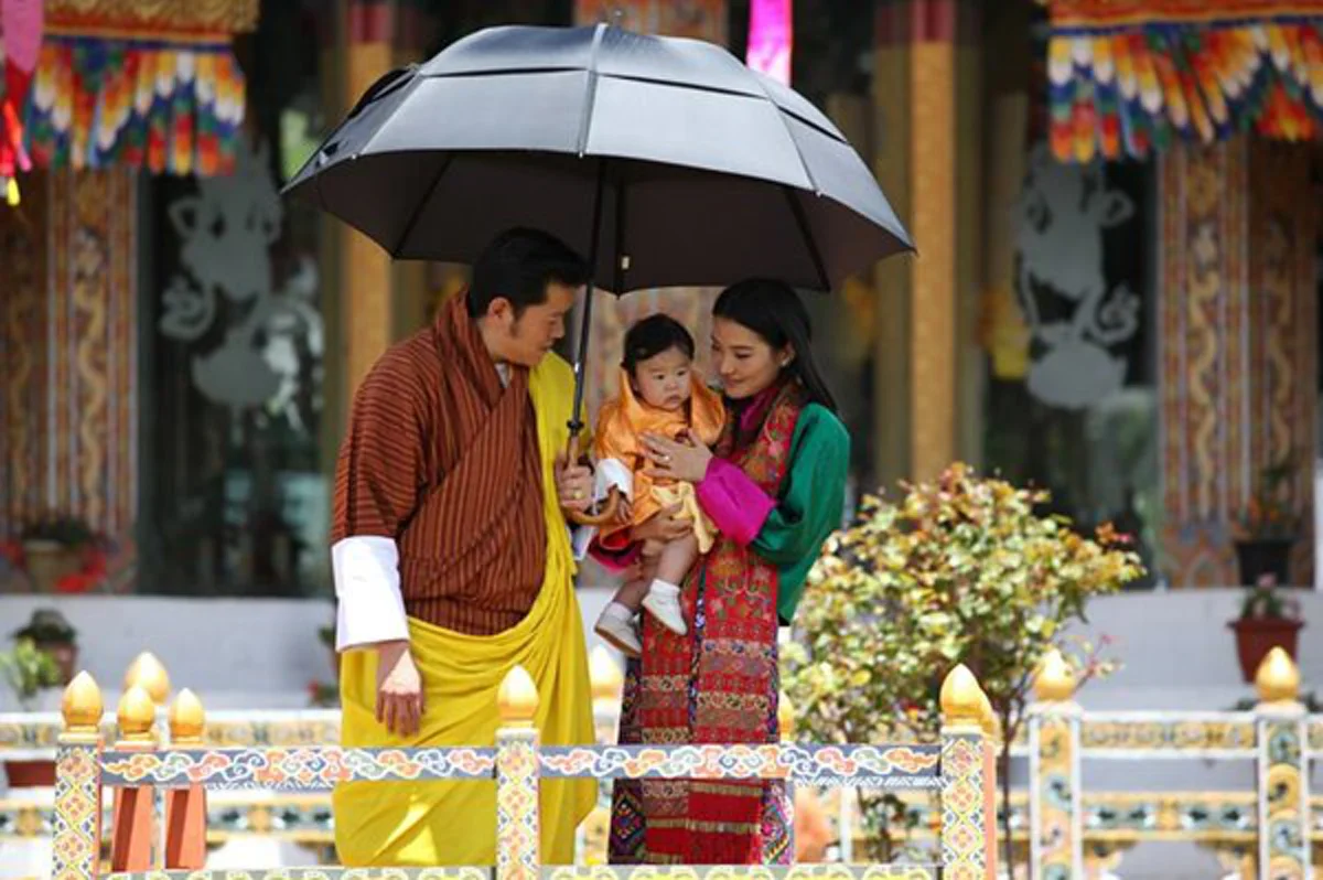 แสนอบอุ่น!!! กษัตริย์จิกมี-พระราชินี ฉายพระบรมฉายาลักษณ์ร่วมกับพระโอรส