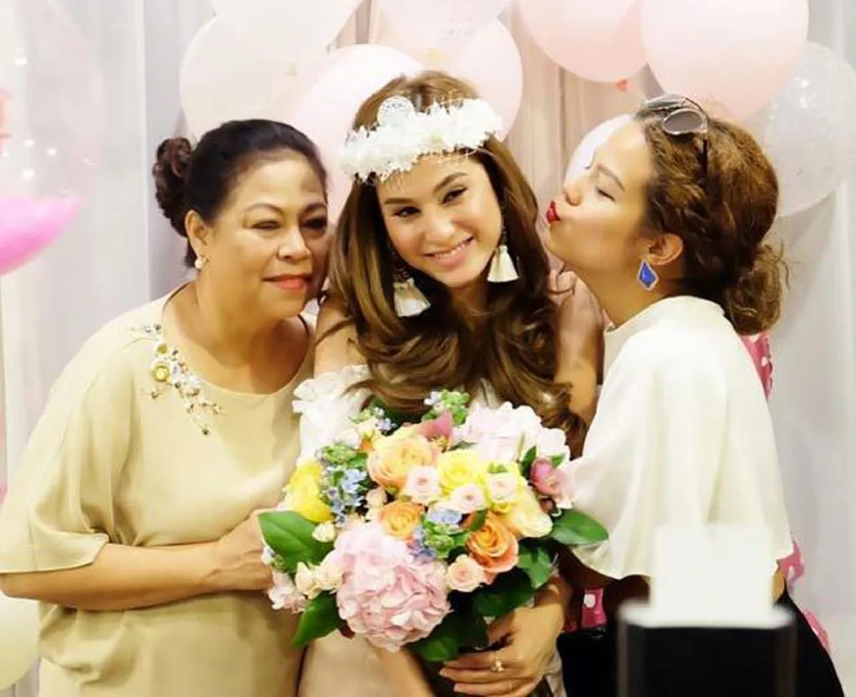 ใจเย็นๆนะคะซิส!! ชาวเน็ตแขวะแรง หลัง "แม่-พี่สาวขวัญ" ออกมาให้สัมภาษณ์ก่อนปล่อยโป๊ะ งานนี้บอกเลยนี่แหละสาเหตุแน่นอน??