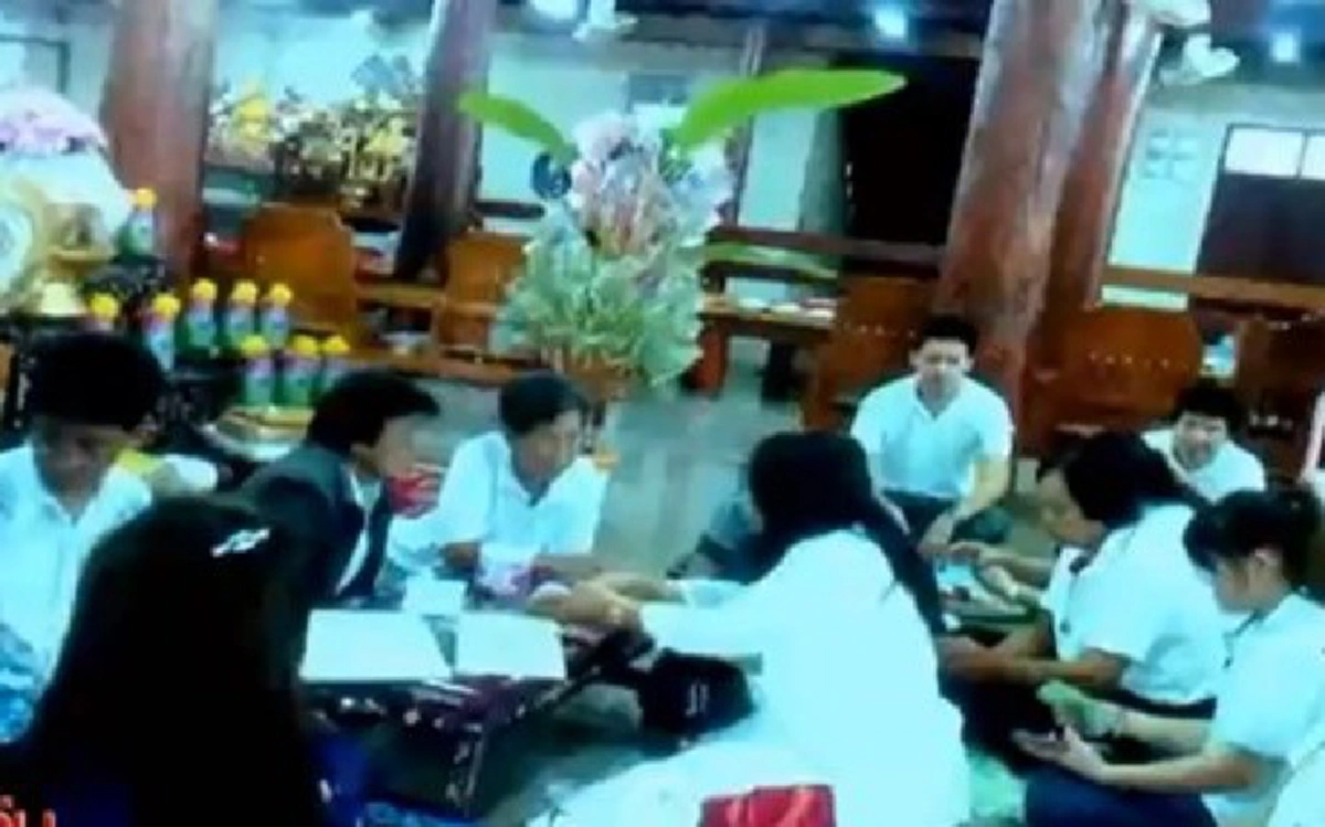 จะเยอะไปไหนแกร!!!..."หญิงไก่"ฉาวได้โล่ห์จริงๆ ถึงขนาดหากินกับวัดแบบไม่กลัวบาป เวรกรรมมันเลยสนองเข้าให้แล้ว