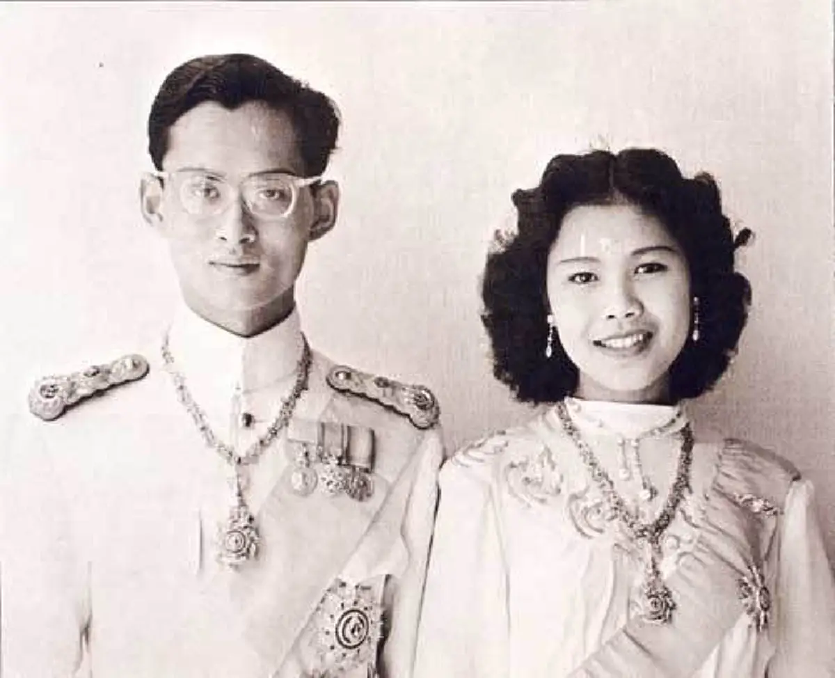 เปิดภาพหาชมยาก!!! ย้อนชมช่วงเวลาแห่งความปลาบปลื้มใจ ในพระราชพิธีราชาภิเษกสมรส "ในหลวงรัชกาลที่ 9" และ "พระราชินี" วันที่ 28 เม.ย. 2493