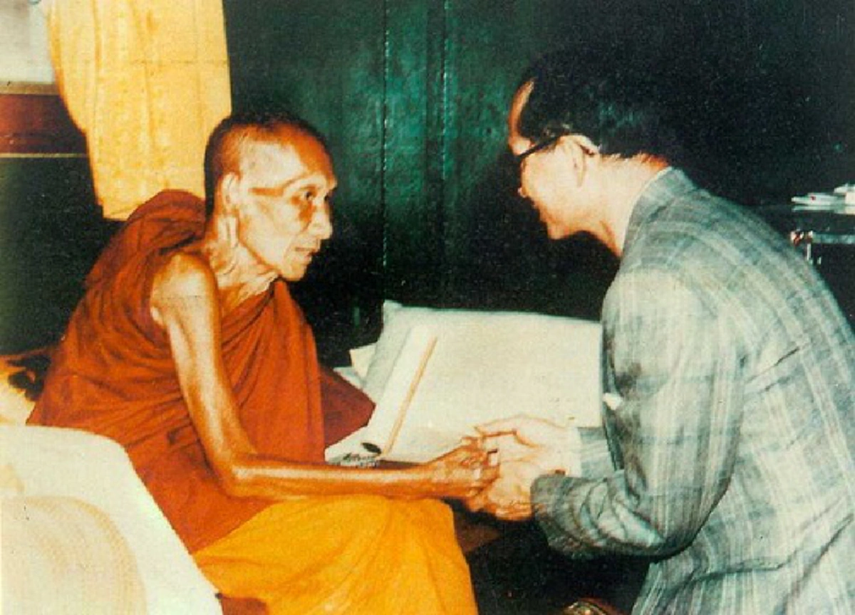 ชมภาพประวัติศาสตร์สุดคลาสสิก... เมื่อ "พระราชา" สนทนาธรรมกับ "พระอริยะ"!! ... อมตะแห่งธรรมะที่จะอยู่คู่โลกไปตลอดกาล!!