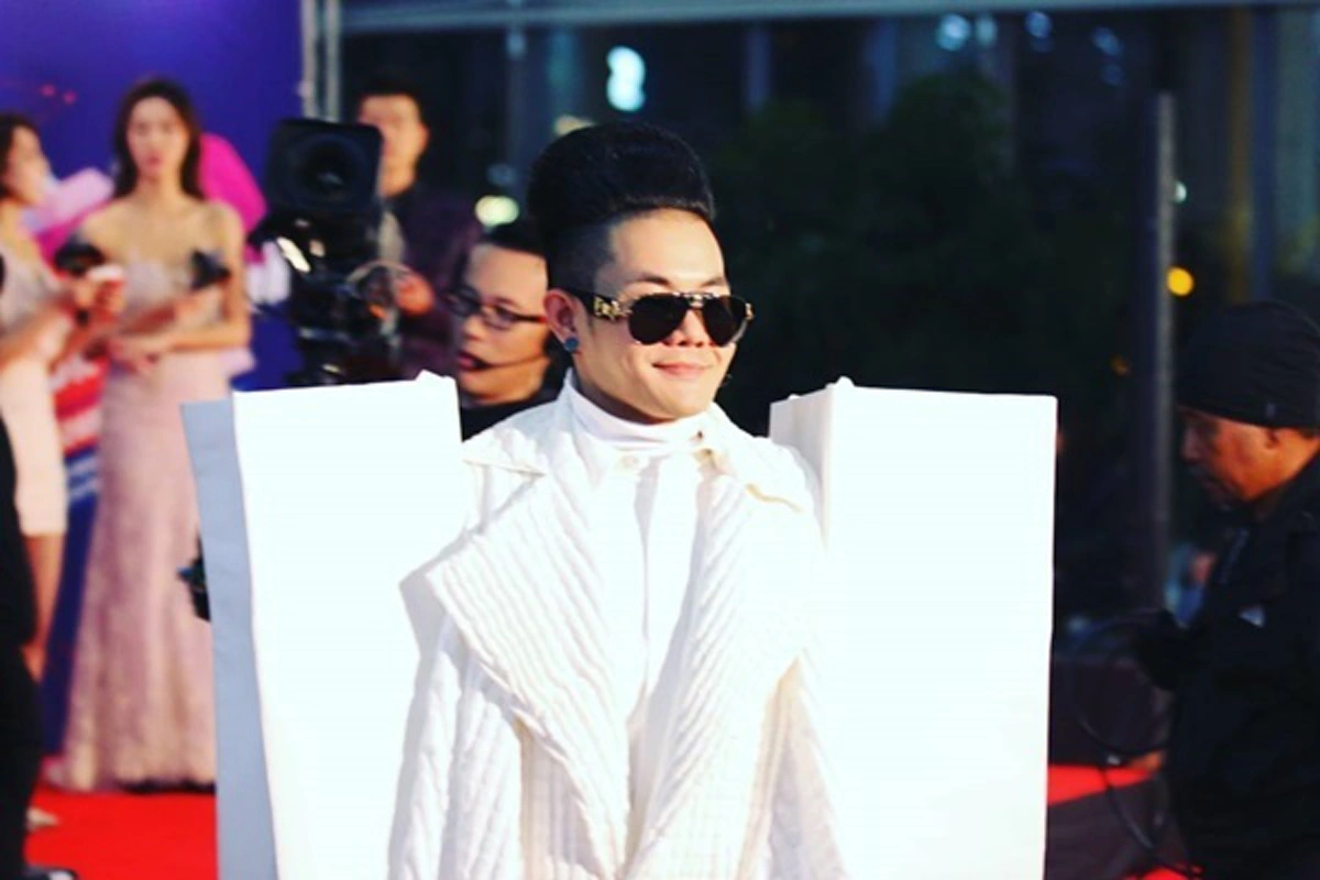 ขนลุกไปทั้งตัว !!! "เก่ง ธชย" ขับเสภา "ถวายอาลัย" สุดยิ่งใหญ่ในงาน #WebTVAsia 2016 Awards ผู้ร่วมงานน้ำตาซึมคิดถึง "พ่อหลวง" (คลิป)