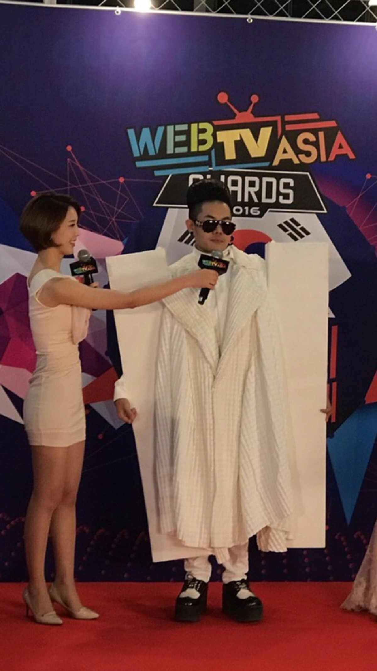 ขนลุกไปทั้งตัว !!! "เก่ง ธชย" ขับเสภา "ถวายอาลัย" สุดยิ่งใหญ่ในงาน #WebTVAsia 2016 Awards ผู้ร่วมงานน้ำตาซึมคิดถึง "พ่อหลวง" (คลิป)