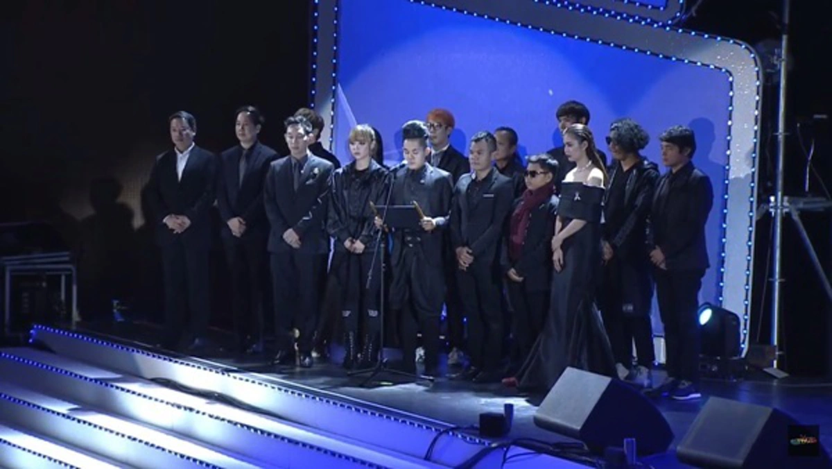 ขนลุกไปทั้งตัว !!! "เก่ง ธชย" ขับเสภา "ถวายอาลัย" สุดยิ่งใหญ่ในงาน #WebTVAsia 2016 Awards ผู้ร่วมงานน้ำตาซึมคิดถึง "พ่อหลวง" (คลิป)