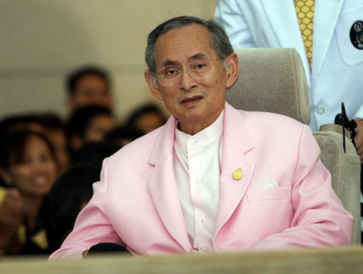 ทีฆายุโก โหตุ นวมินทร์ มหาราชา ขอพระบาทสมเด็จพระเจ้าอยู่หัวฯ ทรงพระเกษมสำราญ พระพลานามัยแข็งแรงสมบูรณ์ ขอพระองค์ทรงพระเจริญยิ่งยืนนาน