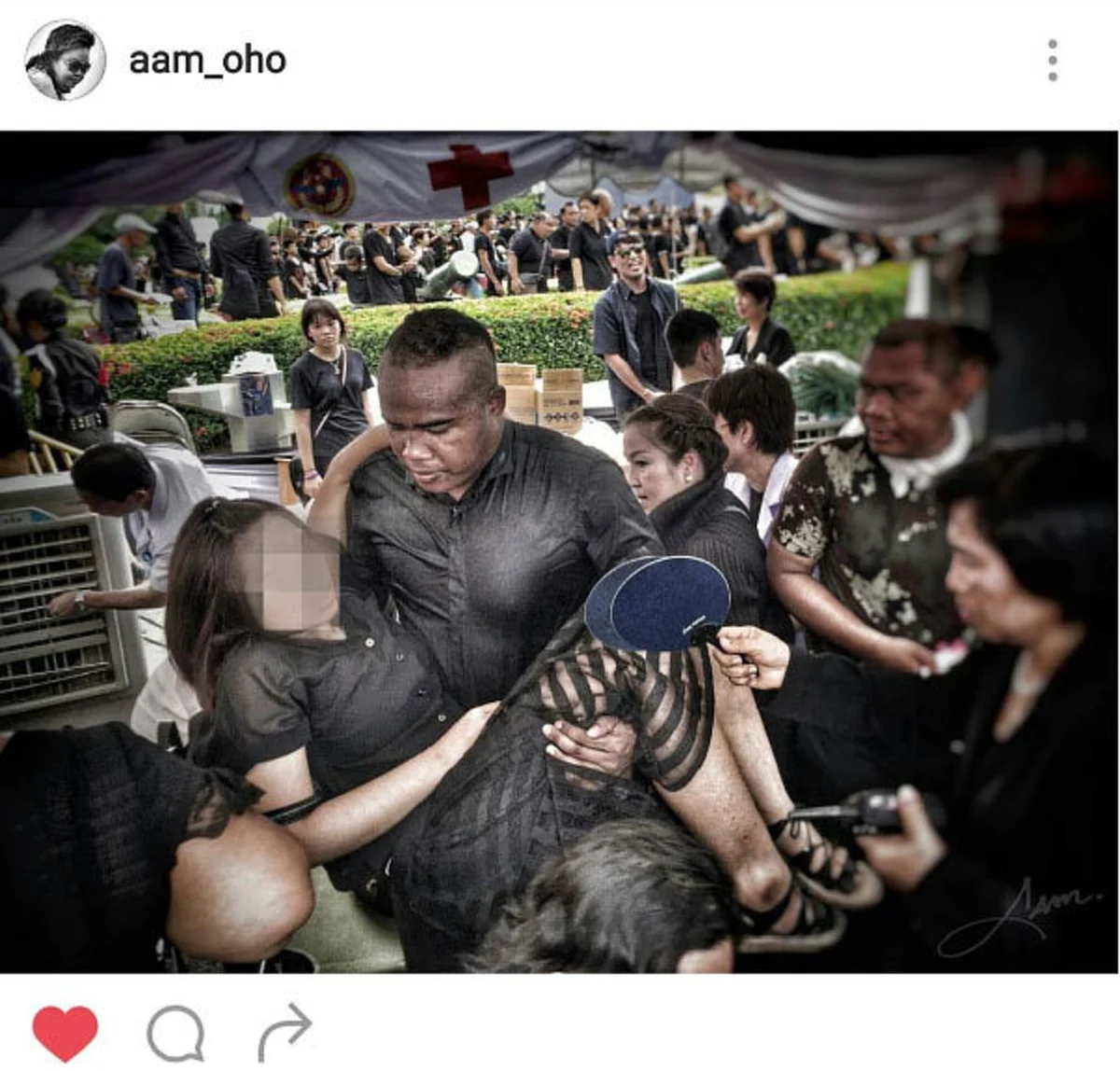 ปรบมือชื่นชมแรงๆ "รัศมีแข" ไม่ยอมไปร้องเพลงสรรเสริญพระบารมีกับกลุ่มดารา แต่ช่วยอุ้มคนเป็นลมส่งเต็นท์พยาบาล สร้างความชื่นชมจากผู้ร่วมงานอย่าง