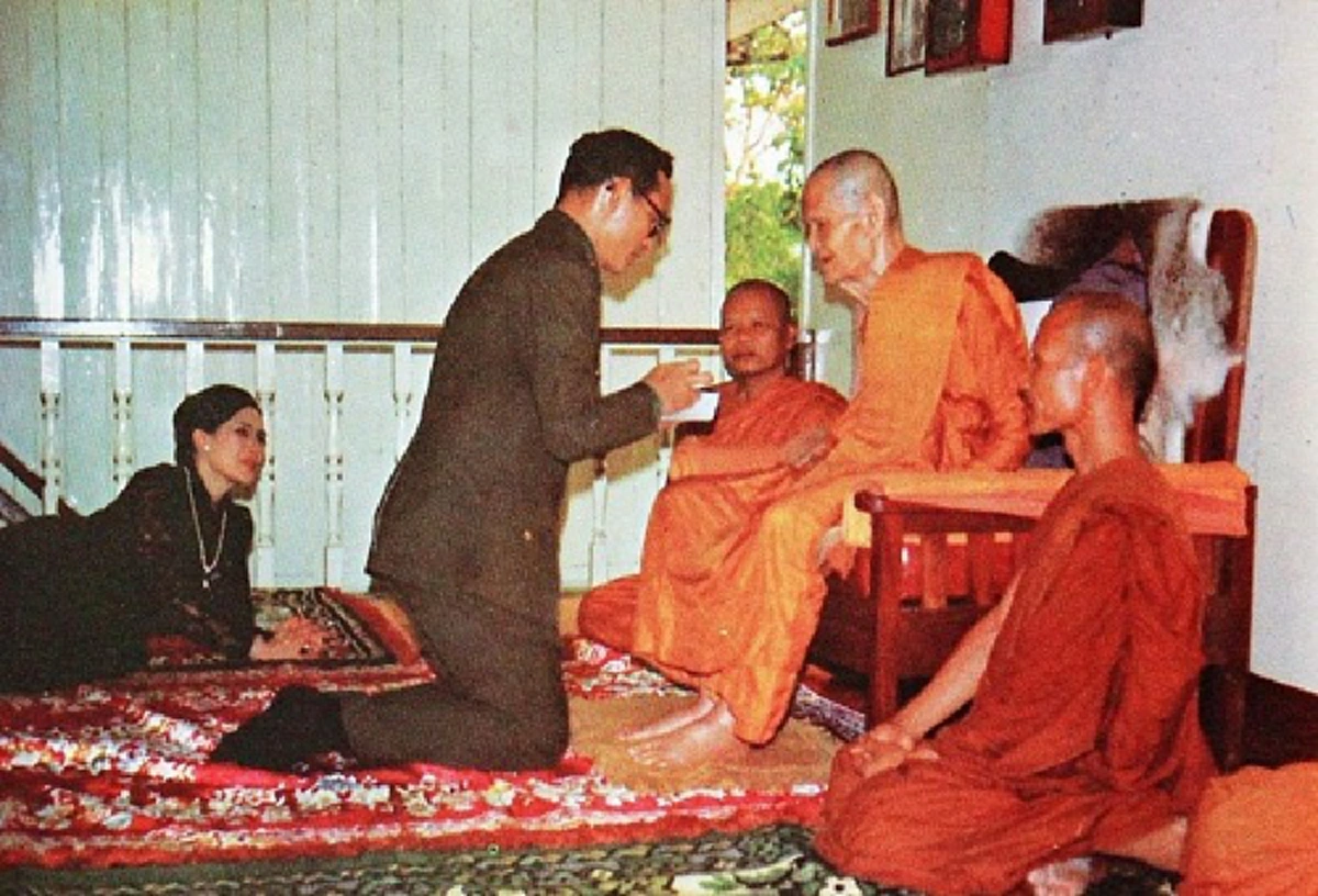 ชมภาพประวัติศาสตร์สุดคลาสสิก... เมื่อ "พระราชา" สนทนาธรรมกับ "พระอริยะ"!! ... อมตะแห่งธรรมะที่จะอยู่คู่โลกไปตลอดกาล!!