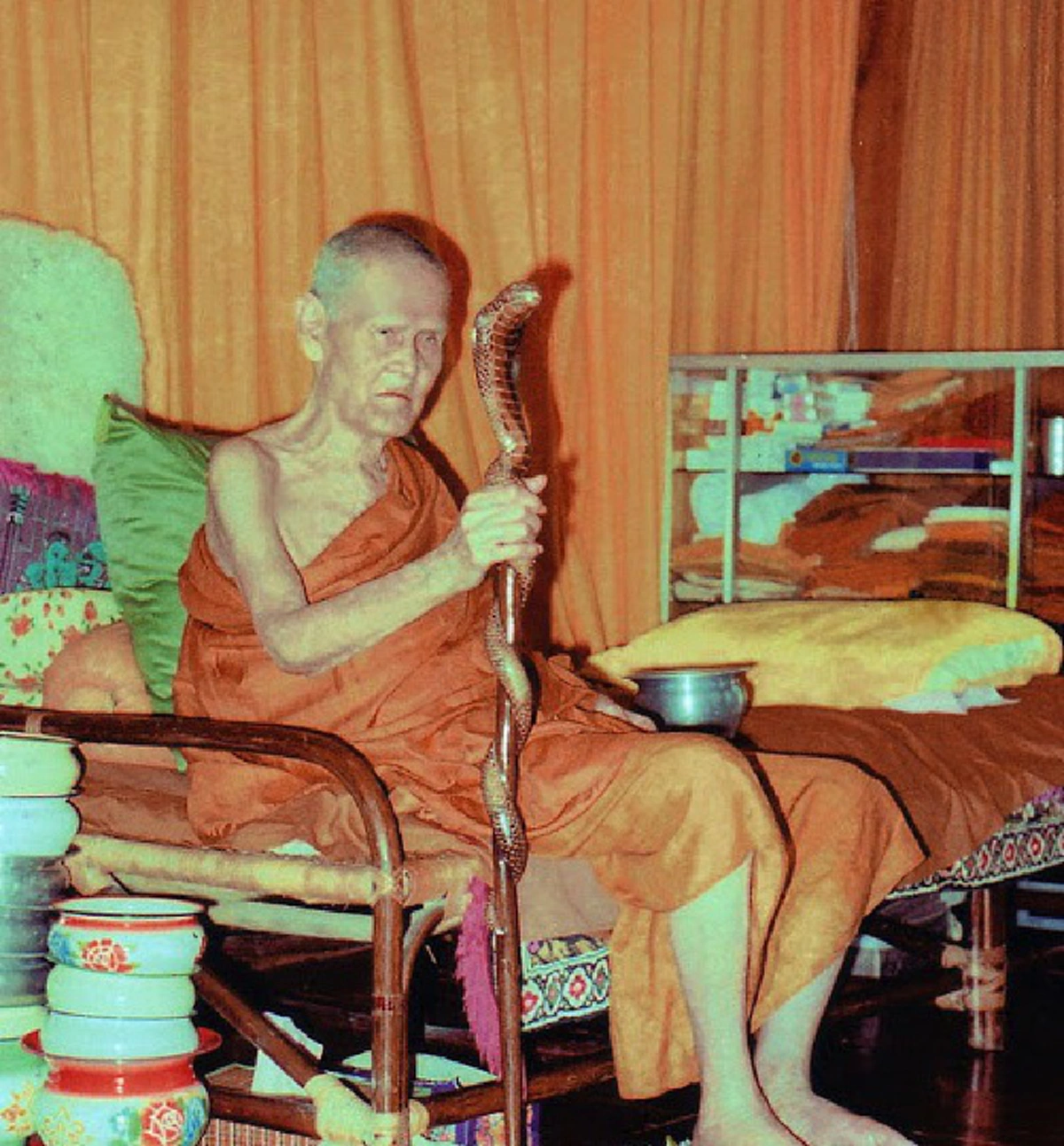 ปริศนาที่รอวันคลี่คลาย!! "ไฟในบาตร" และ "แสงประหลาด" ในภาพถ่ายของพระอาจารย์จวน...เกิดจากอะไรกันแน่?!!