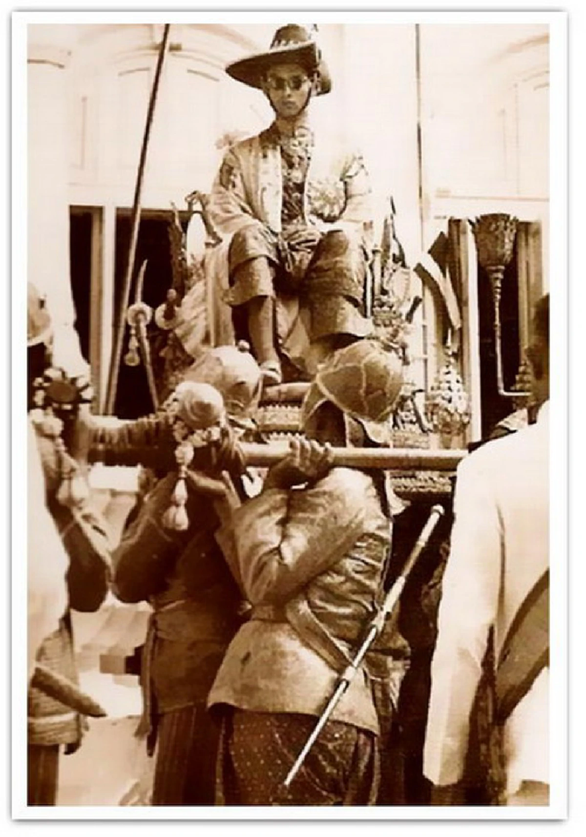 เราจะครองแผ่นดินโดยธรรมเพื่อประโยชน์สุขแห่งมหาชนชาวสยาม!...พระปฐมบรมราชโองการพระบาทสมเด็จพระเจ้าอยู่หัวฯ...ที่เรามิอาจลืม...