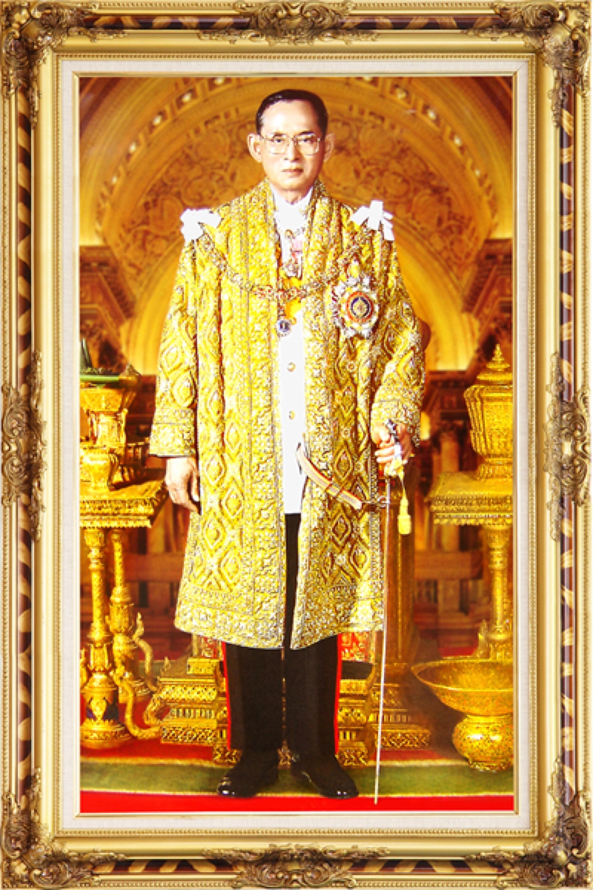 เปิดตำนานศักดิ์สิทธิ์ พระพุทธรูปทรงเครื่องจักรพรรดิ กับภาพพระบรมโกศ ที่ใครๆมองว่าเหมือนพระพุทธรูปองค์นี้ พร้อมคาถาเด็ด ที่หลวงปู่ดู่ให้ไว้