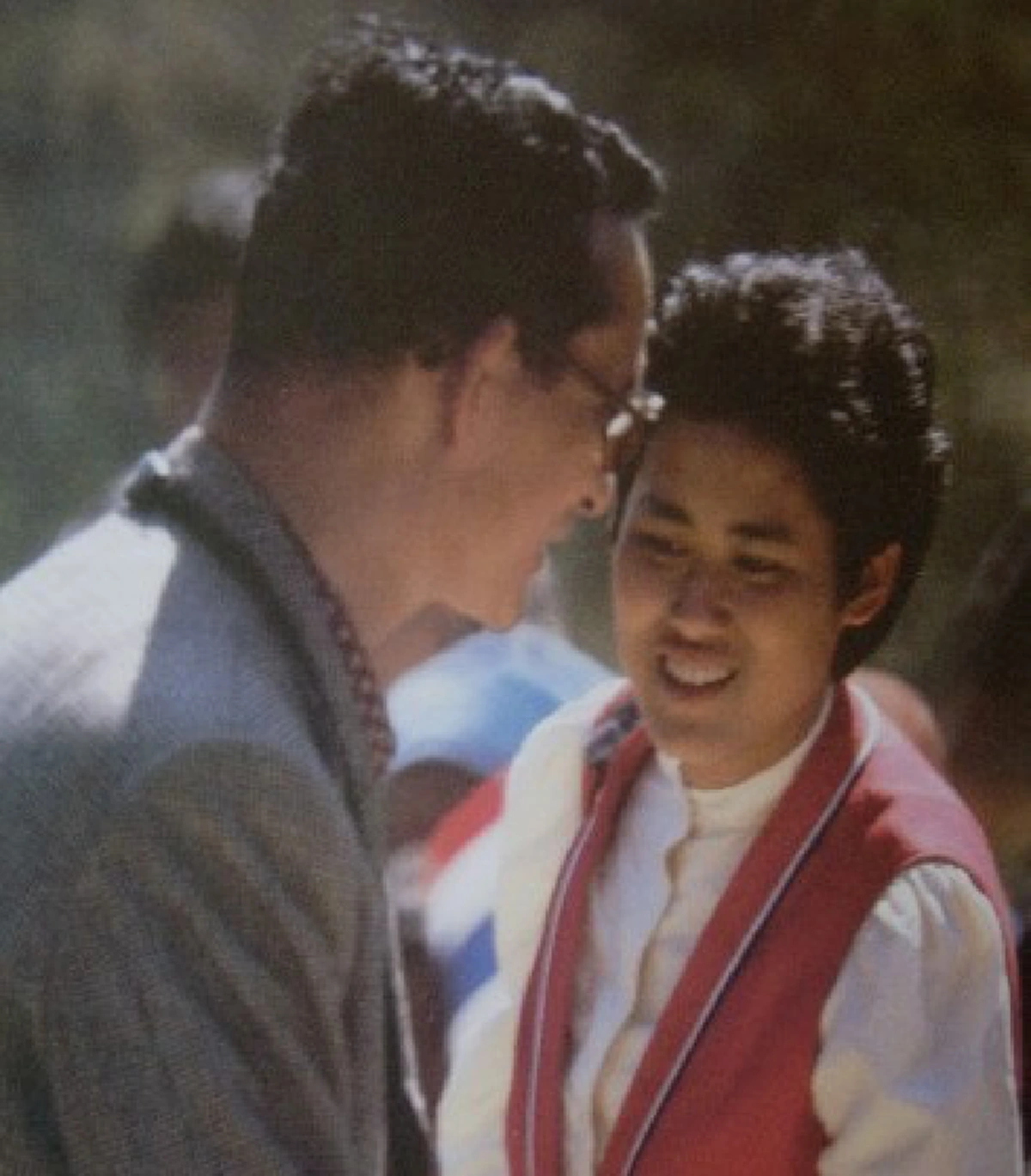 หลวงปู่ดู่รู้ด้วยญาณจะมีบุคคลสำคัญมาเยี่ยมวัด ย้อนเล่าเรื่องพ่อลูกปริศนามากราบหลวงปู่ แวะซื้อข้าวแกงริมทาง ชาวบ้านยุคนั้นจำได้ไม่ลืม