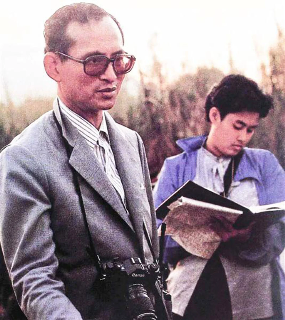 ยิ่งอ่าน ยิ่งคิดถึง.. พระอารมณ์ขัน ในหลวง ร.9 - สมเด็จพระเทพฯ ครั้งทรงปลูกต้นไม้ ที่ทำเอาเจ้าหน้าที่ตัวสั่น!!?