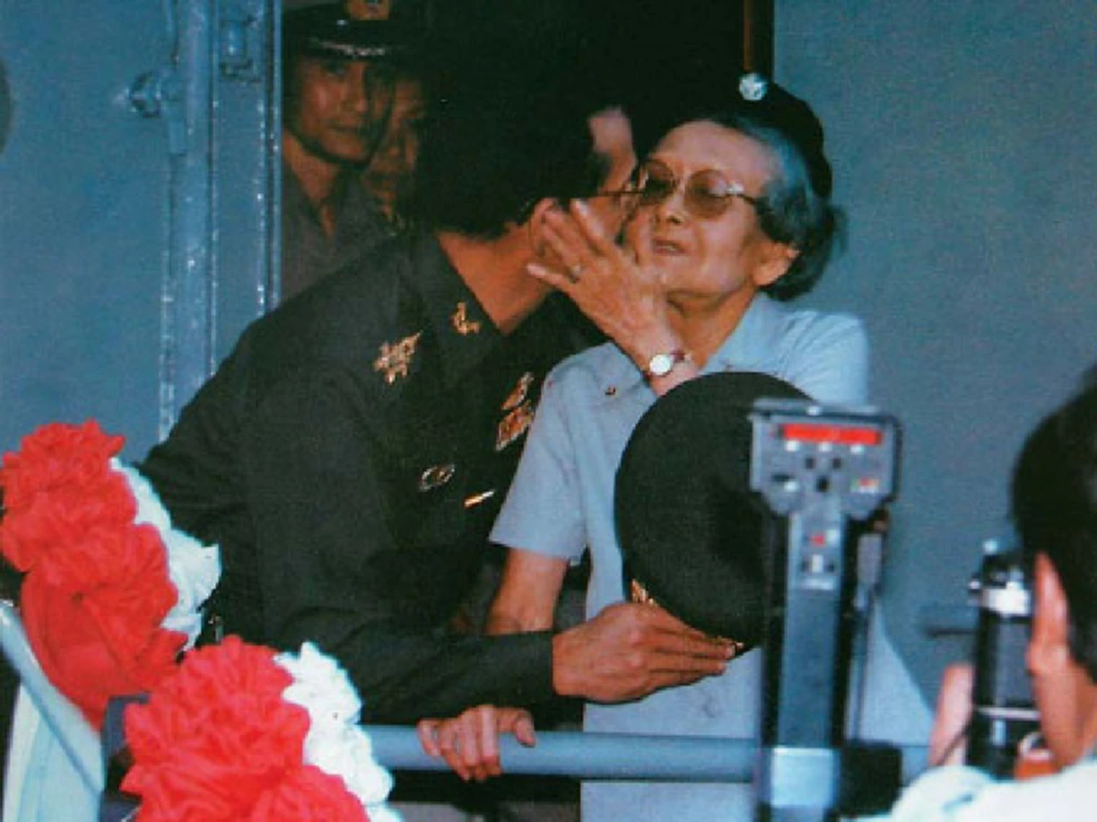 เครื่องแบบ พอ.สว. ฉลองพระองค์ที่สมเด็จย่าทรงโปรด กับแนวพระราชดำริสมเด็จย่า ต้นแบบความพอเพียงแห่ง2กษัตริย์และของคนไทยทั้งชาติ 