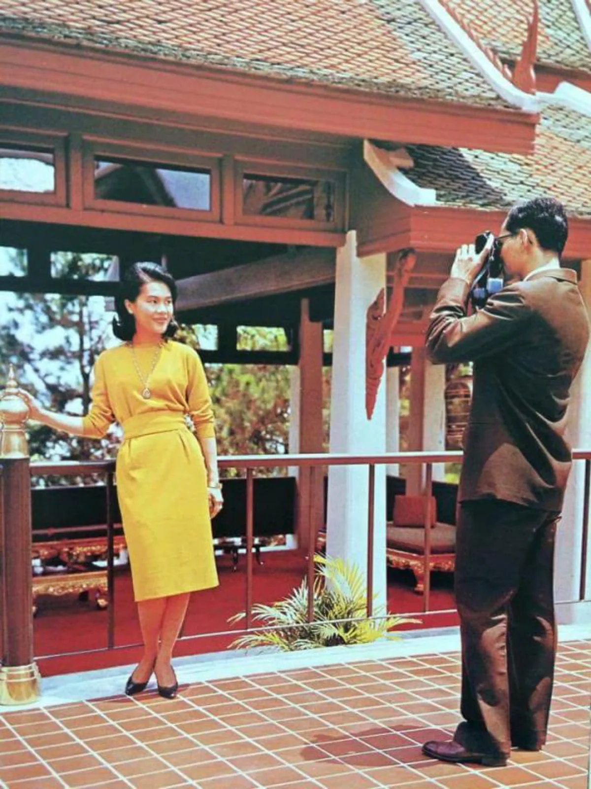 เราไม่เคยทิ้งรูปถ่ายของเธอแม้แต่สักภาพเดียว...คำพูดสุดซึ้งของพ่อหลวงเมื่อครั้งหนึ่งเคยทรงตรัสไว้ว่า เราชอบถ่ายภาพภรรยาด้วยตัวเราเอง(ชมภาพ)