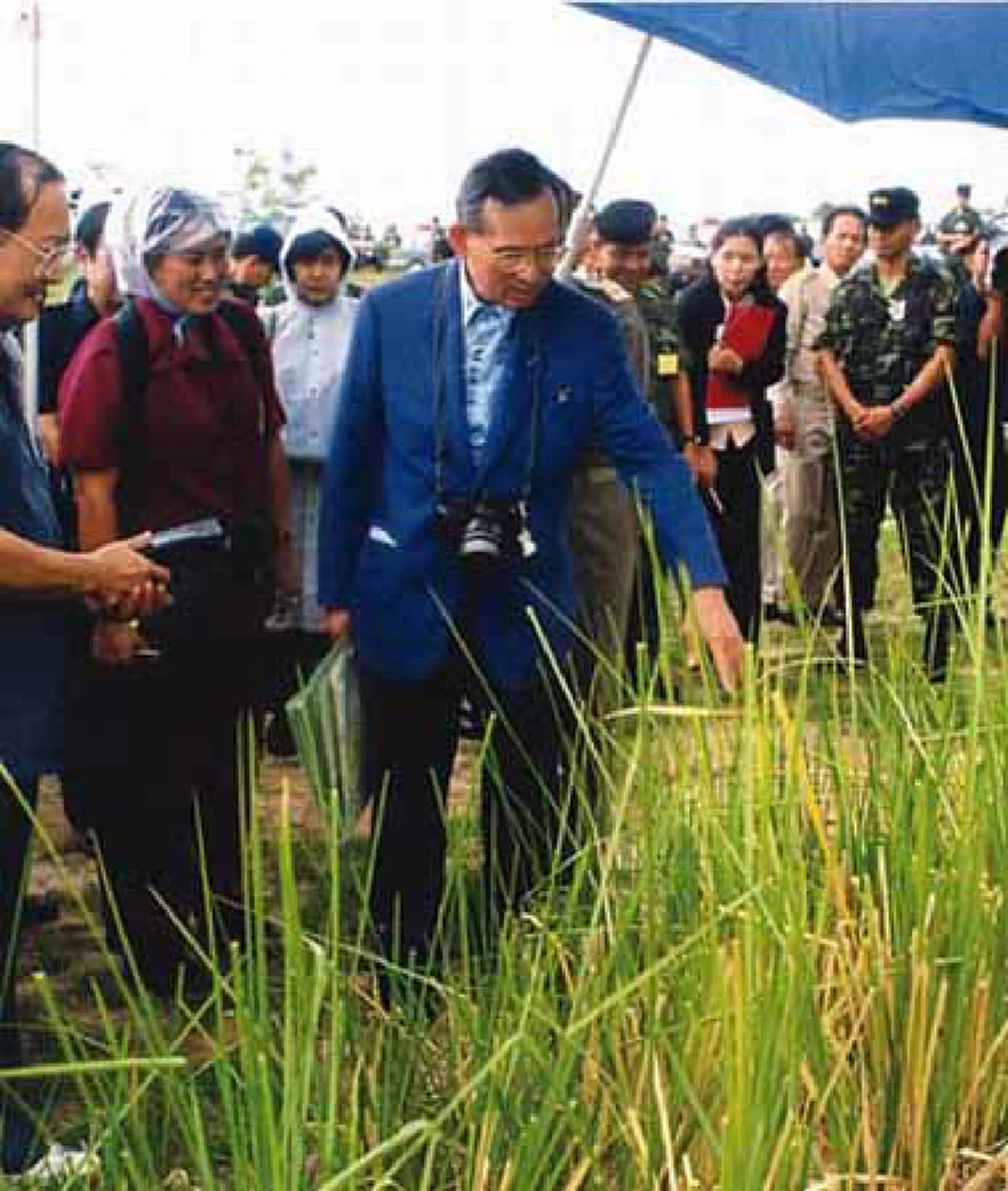 ชาวอยุธยารวมใจ!! สร้างรูปปั้น "ในหลวงทรงเคียว" เพื่อเป็นอนุสรณ์เมื่อครั้งทรงเกี่ยวข้าว ณ ทุ่งมะขามหย่อง ครอบรอบ 16 ปี
