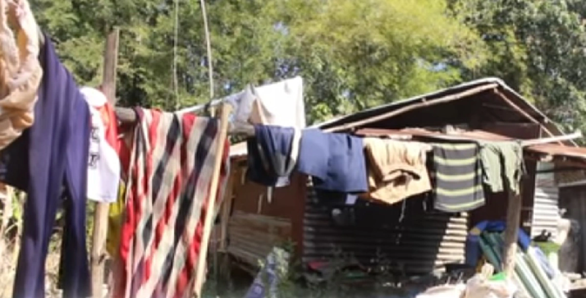 ชีวิตจริงยิ่งกว่าละครเศร้า!!! "น้องเมย์" ด.ญ.วัย 13 สู้ชีวิตครอบครัวสุดลำบากอาศัยกระท่อมผุพังบังแดดฝนครูเห็นแล้วถึงกับวอนน้ำใจช่วยเหลือด่วนๆ