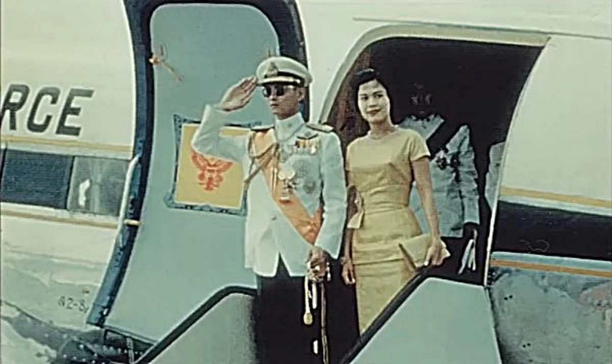 สุดกลั้นน้ำตา.. พระสุรเสียงอ่อนโยน "ในหลวง ร.9" กล่าวอำลาประชาชน ก่อนเสด็จพระราชดำเนินเยือนเวียดนาม ปี2502 (มีคลิป)