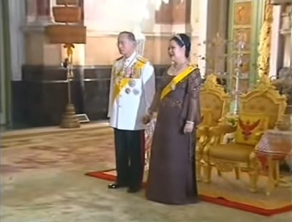 คิดถึงวันเวลา.. ย้อนชมคลิป "ในหลวงร.๙" กุมพระหัตถ์ "ราชินี" กับสายพระเนตรสุดอบอุ่น(มีคลิป)