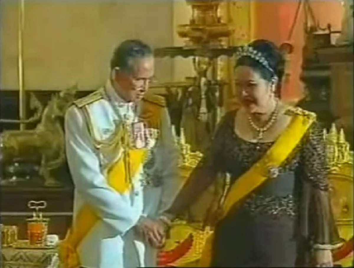 คิดถึงวันเวลา.. ย้อนชมคลิป "ในหลวงร.๙" กุมพระหัตถ์ "ราชินี" กับสายพระเนตรสุดอบอุ่น(มีคลิป)