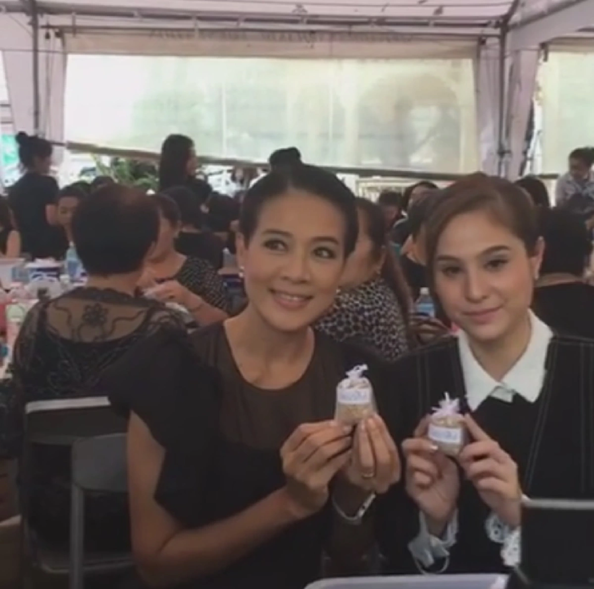 "ขวัญ อุษามณี-กบ ปภัสรา" นำทีมดาราเป็นจิตอาสาร่วมบรรจุห่อถุงข้าวพอเพียงที่ระลึกร่วมกับประชาชน ที่ทำเนียบรัฐบาล (มีคลิป)